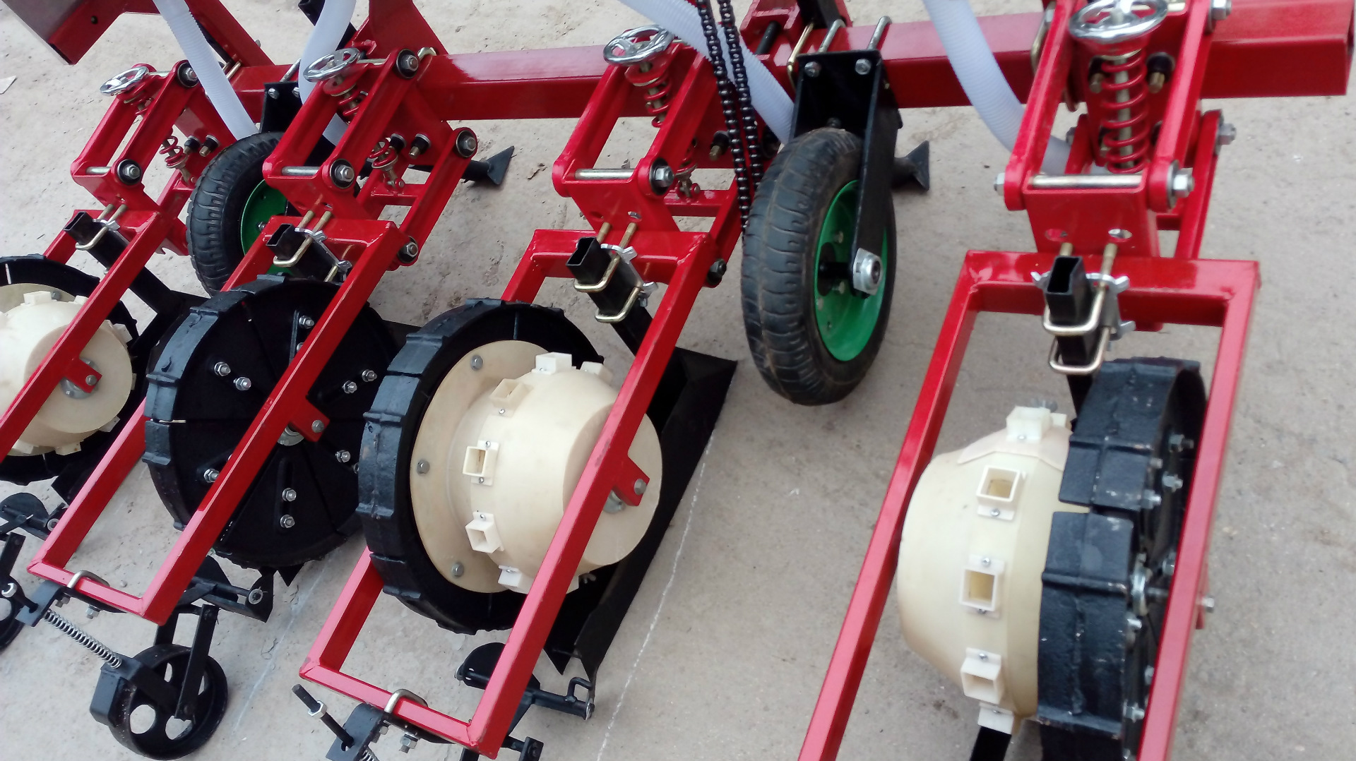 四行 新型辣椒种播种机 不铺膜 和大拖拉机配套使用 价格低销