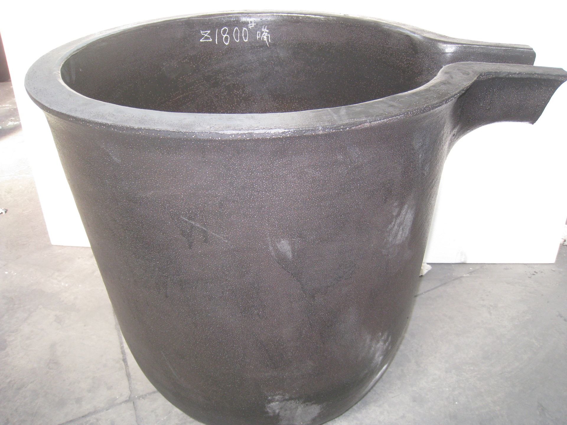 感应炉用550公斤熔铝石墨坩埚导热快寿命长抗氧化节能环保