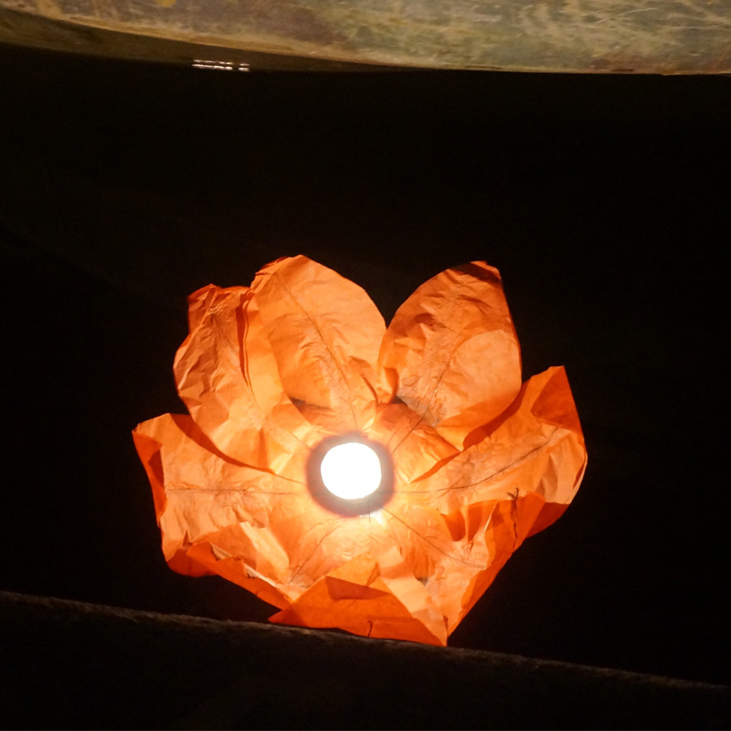 蜡烛彩色祈福许愿荷花灯 工厂批发阻燃纸莲花灯 定制户外许愿河灯