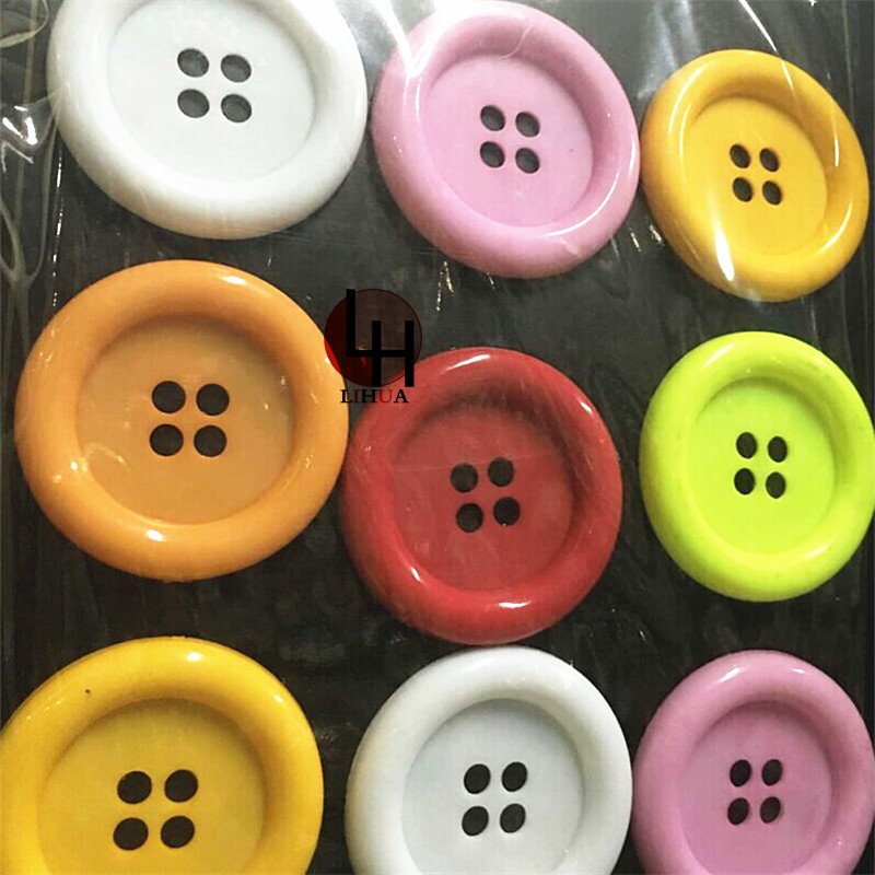 批发四眼圆边超大塑料扣子65mm彩色钮扣 大衣风衣家纺纽扣