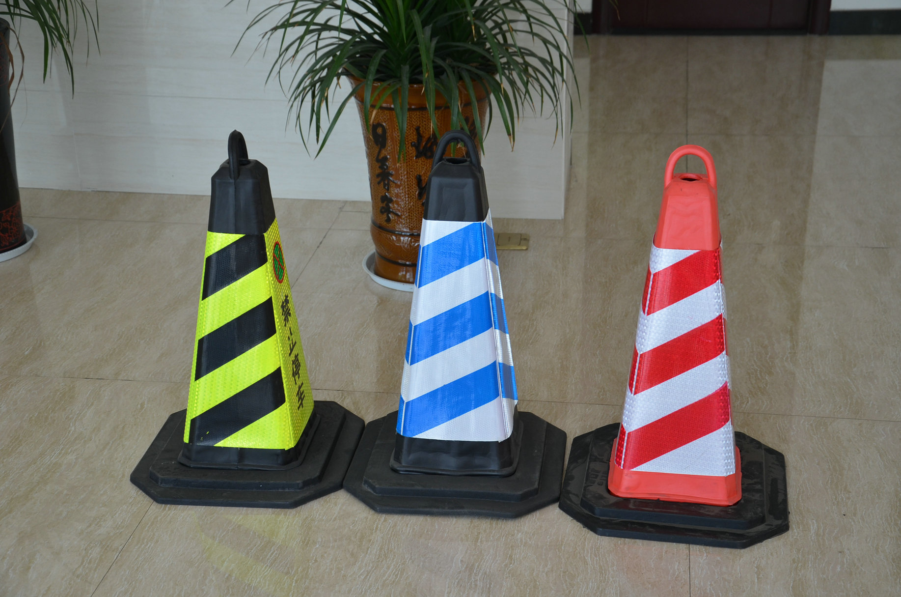 专业生产厂家eva反光路锥 禁止停车路障 70cm泡沫型方尖锥 雪糕筒