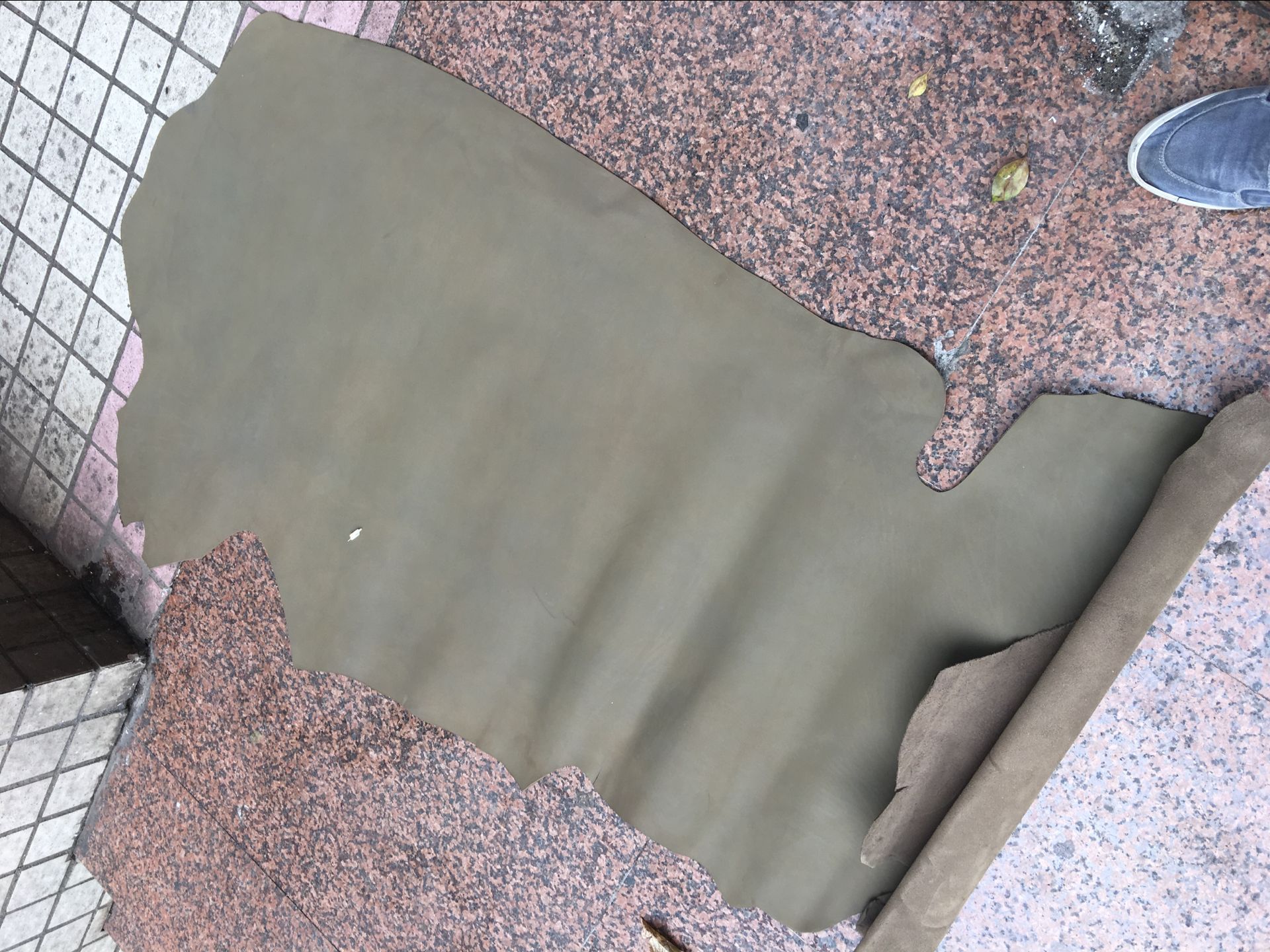 头层磨砂牛皮,牛巴皮橄榄绿色