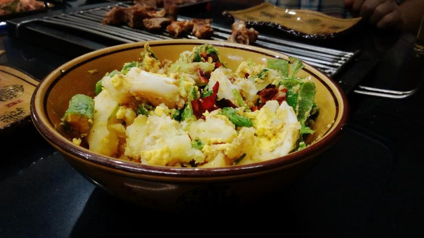 土豆拌鹅蛋,是道特色菜,口感即香又糯.
