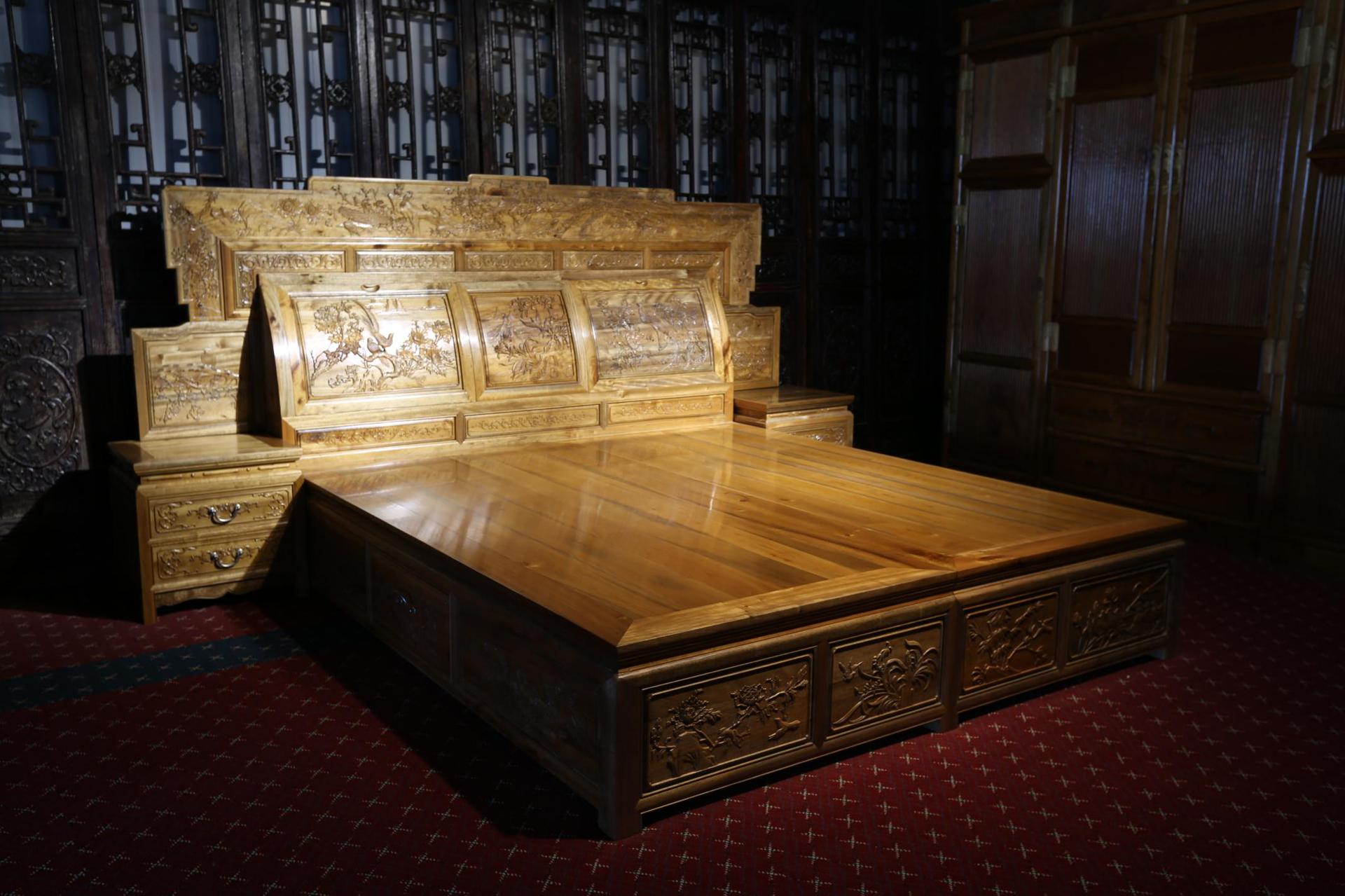 金丝楠雕花大床