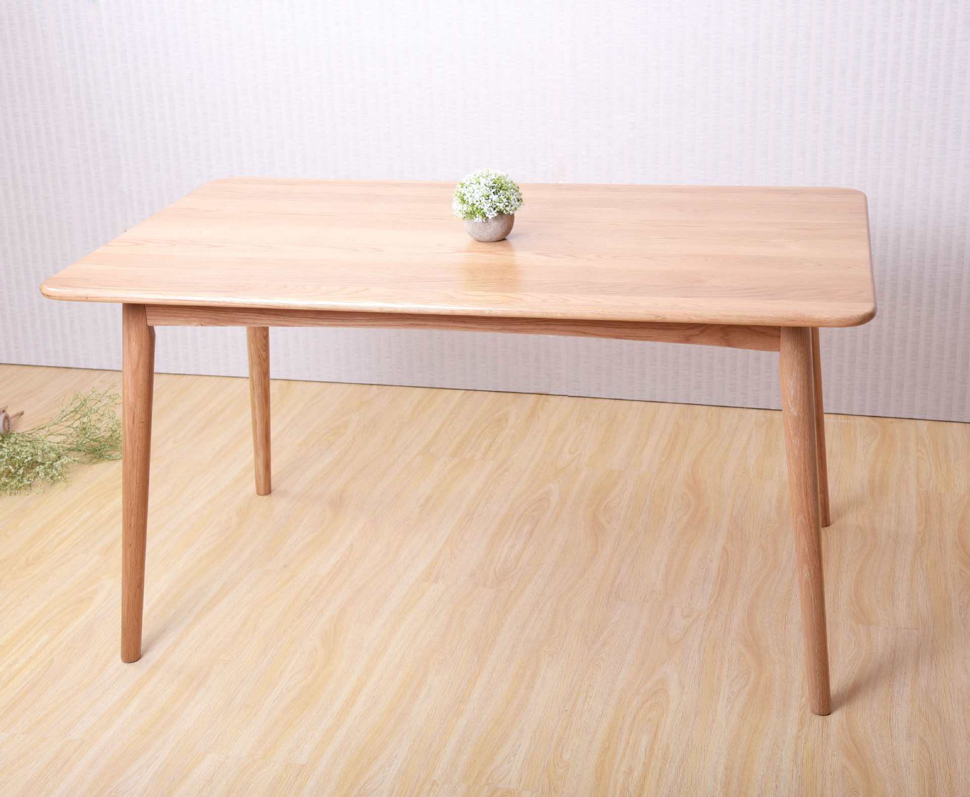 尚且坐感舒适 ***实木木纹理,优雅自然