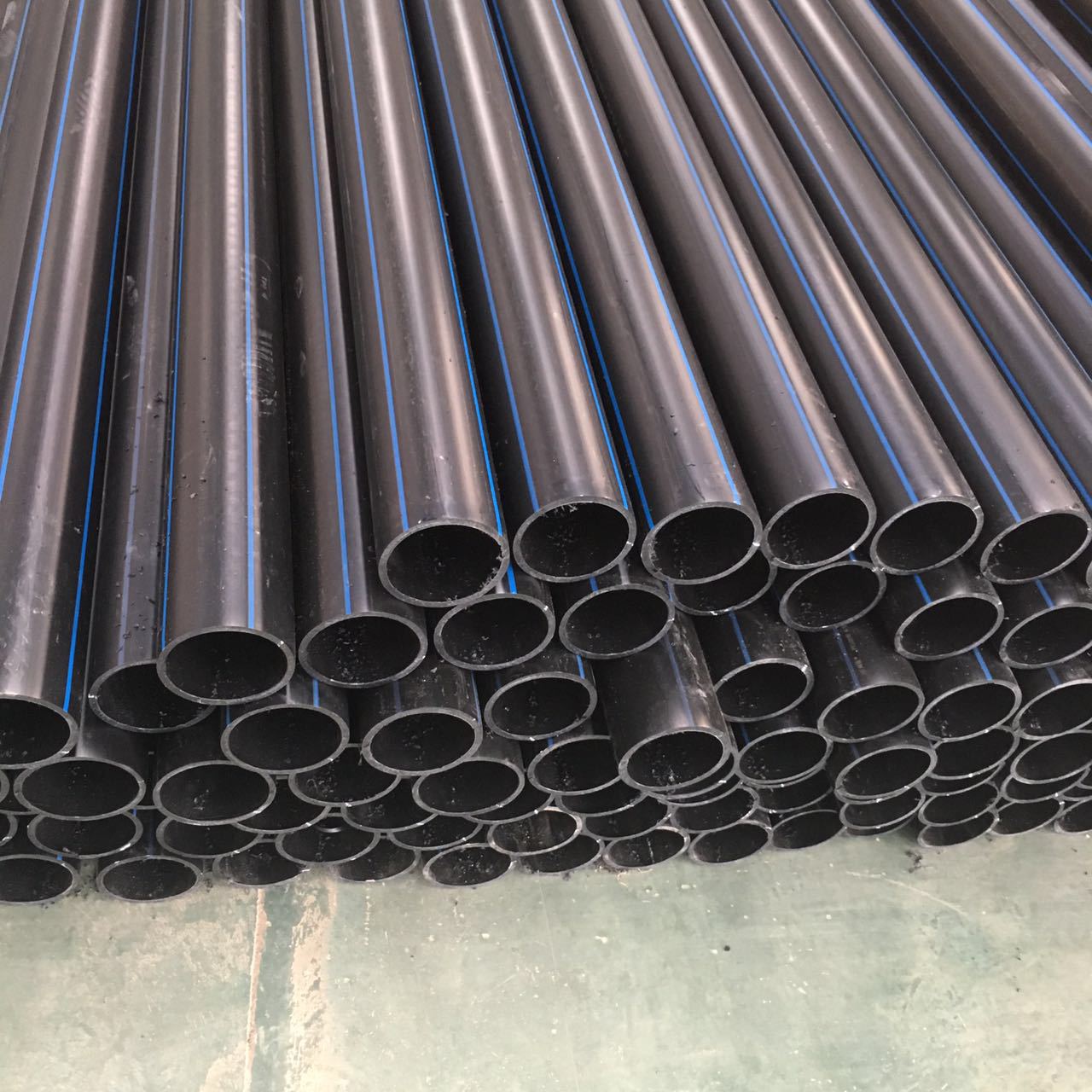 【厂家供应】耐腐蚀自来水管 农田灌溉管 黑色聚乙烯pe给水管批发