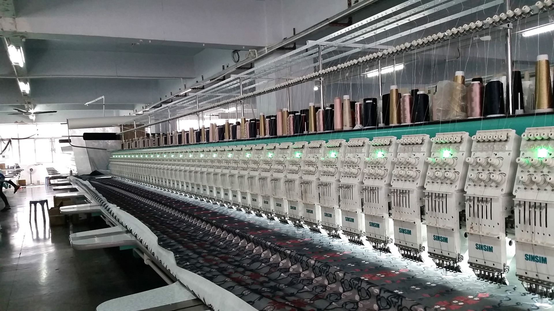 绣花厂加直销多色蕾丝面料 水溶涤光满幅