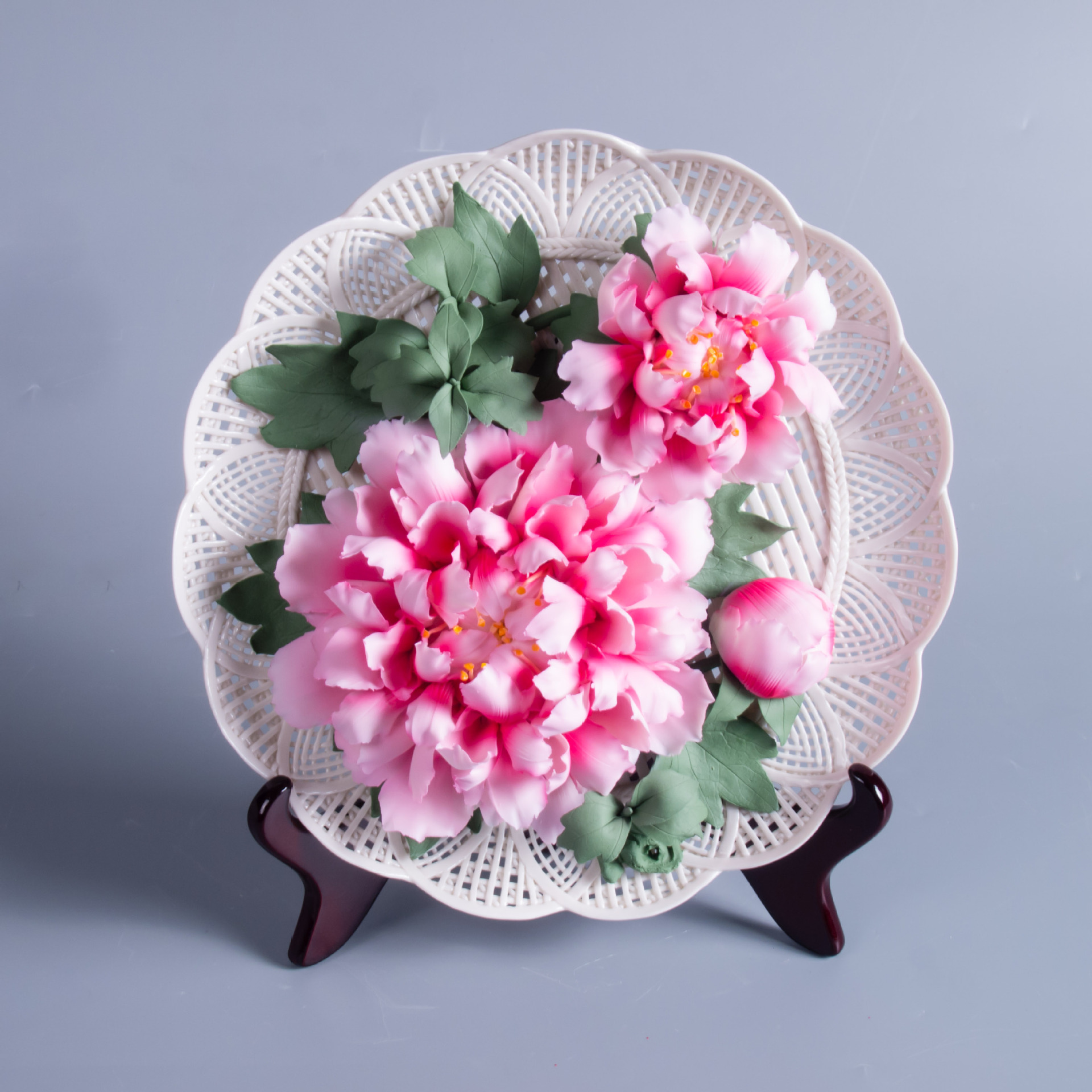 牡丹瓷挂盘镂空话盘摆件创意工艺礼品德化侨兴瓷雕厂家批发粉二乔