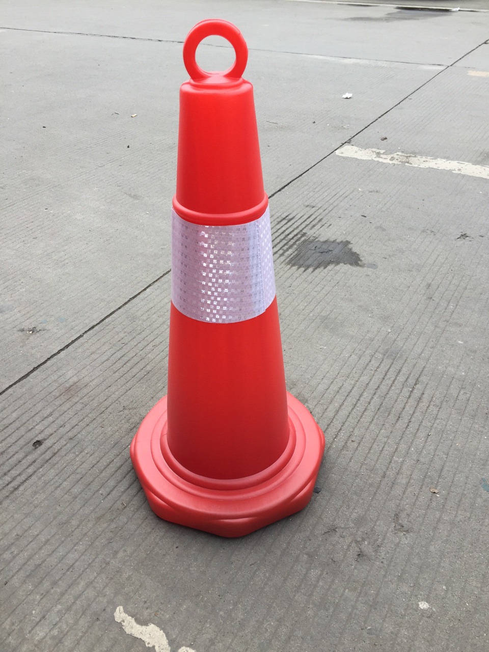 厂家直销  沙袋警示路锥 塑料 带提环  红色耐晒型