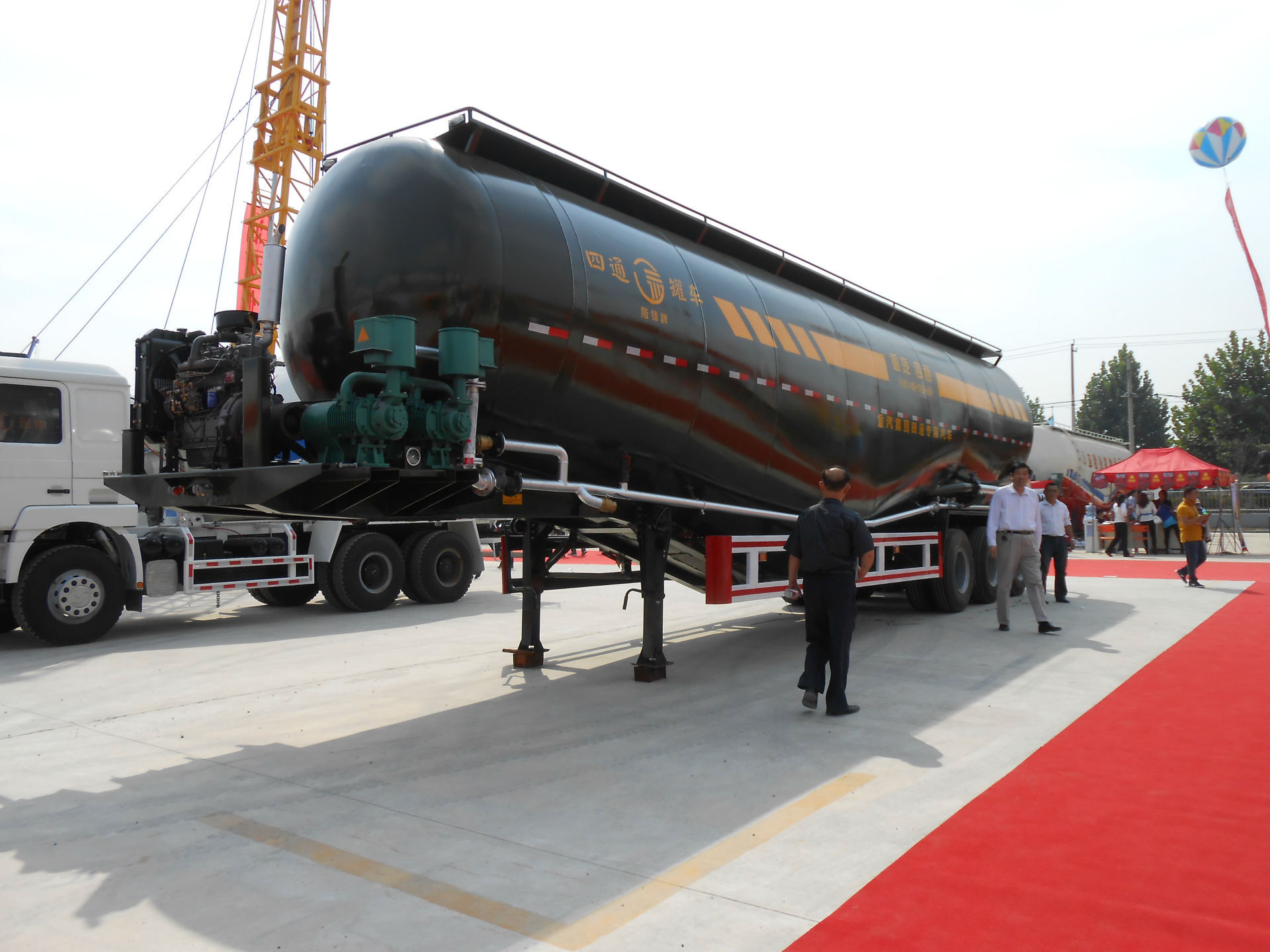 粉粒物料运输半挂车