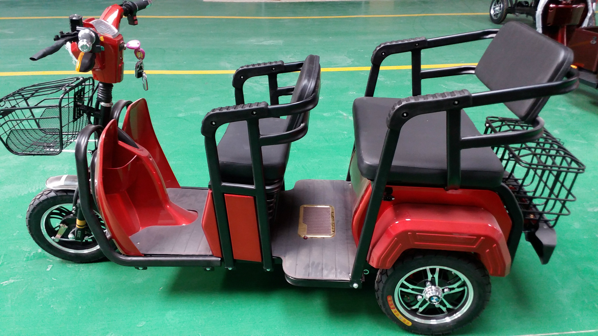 厂家直销 老年休闲电动三轮车 老年代步车1