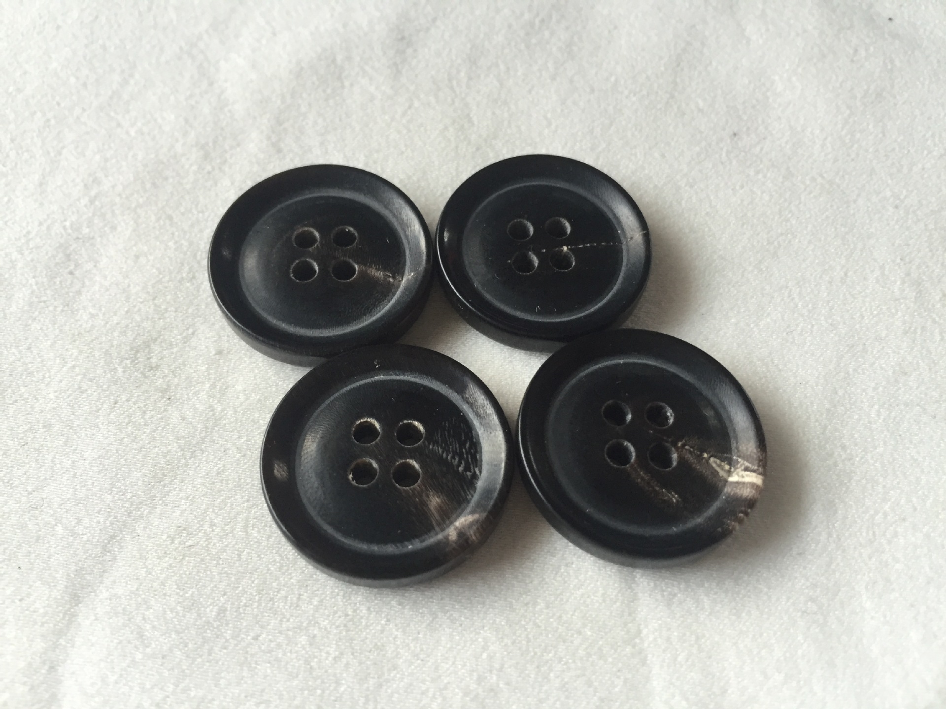 供应20mm倒边四眼黑色真牛角扣犀牛角扣高档风衣纽扣