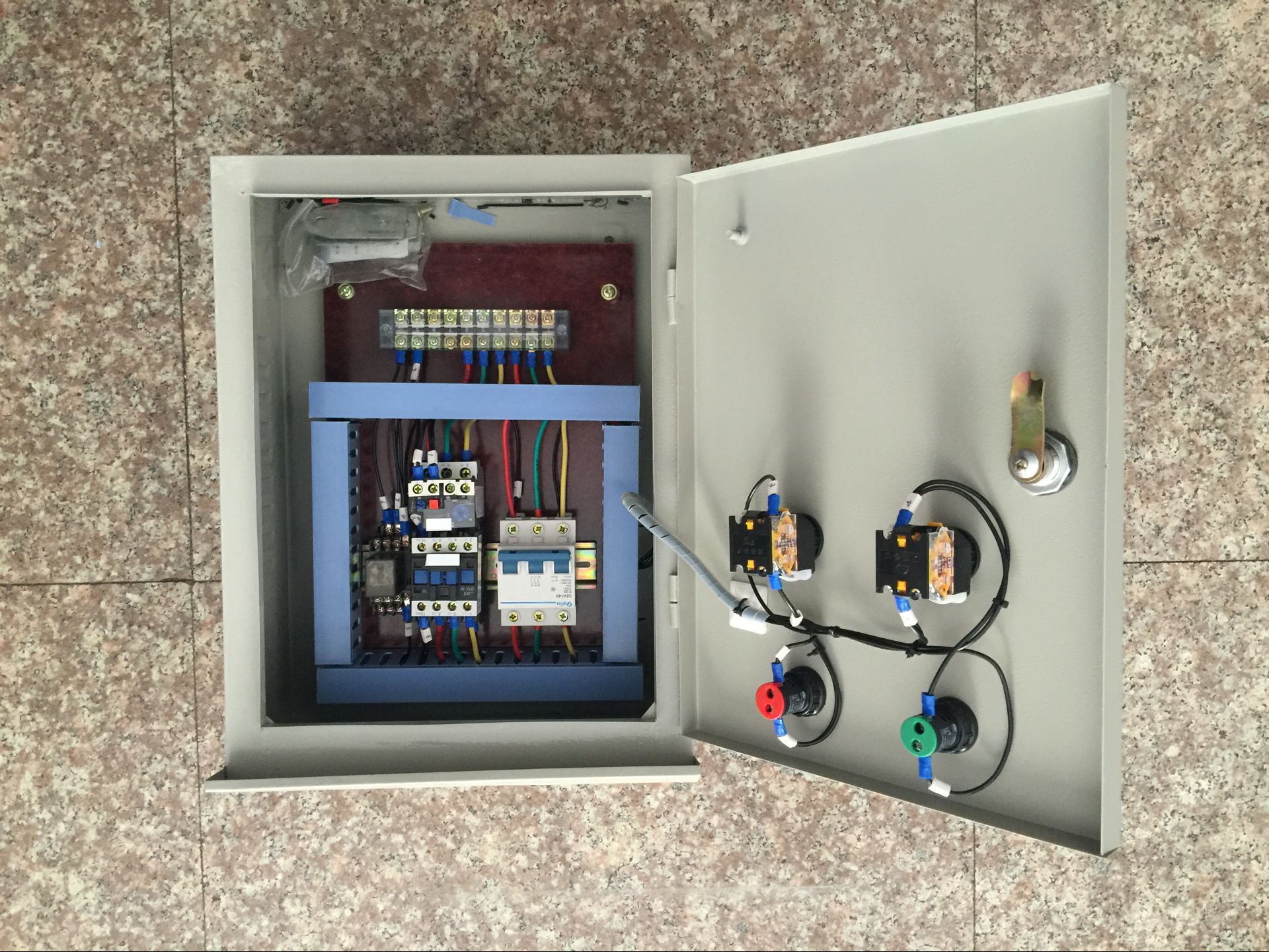 上海供应工厂车间配电箱,低压照明配电箱,消防风机控制箱厂家直销