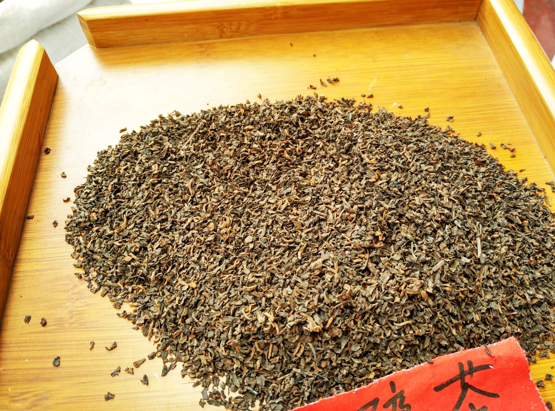 普洱茶碎有高碎大碎有小碎的,1吨走就5.8元一斤,这是大碎