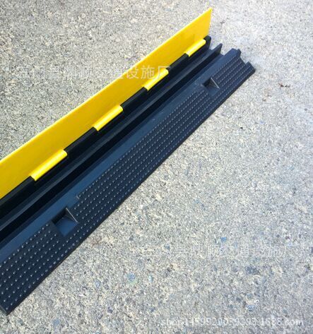 二线槽pvc减速带线槽板橡胶两槽过车走线减速板电缆线保护过桥板