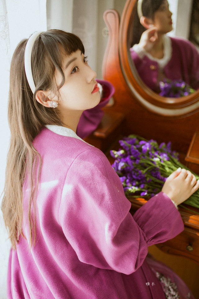 紫色柔情女孩居家唯美写真
