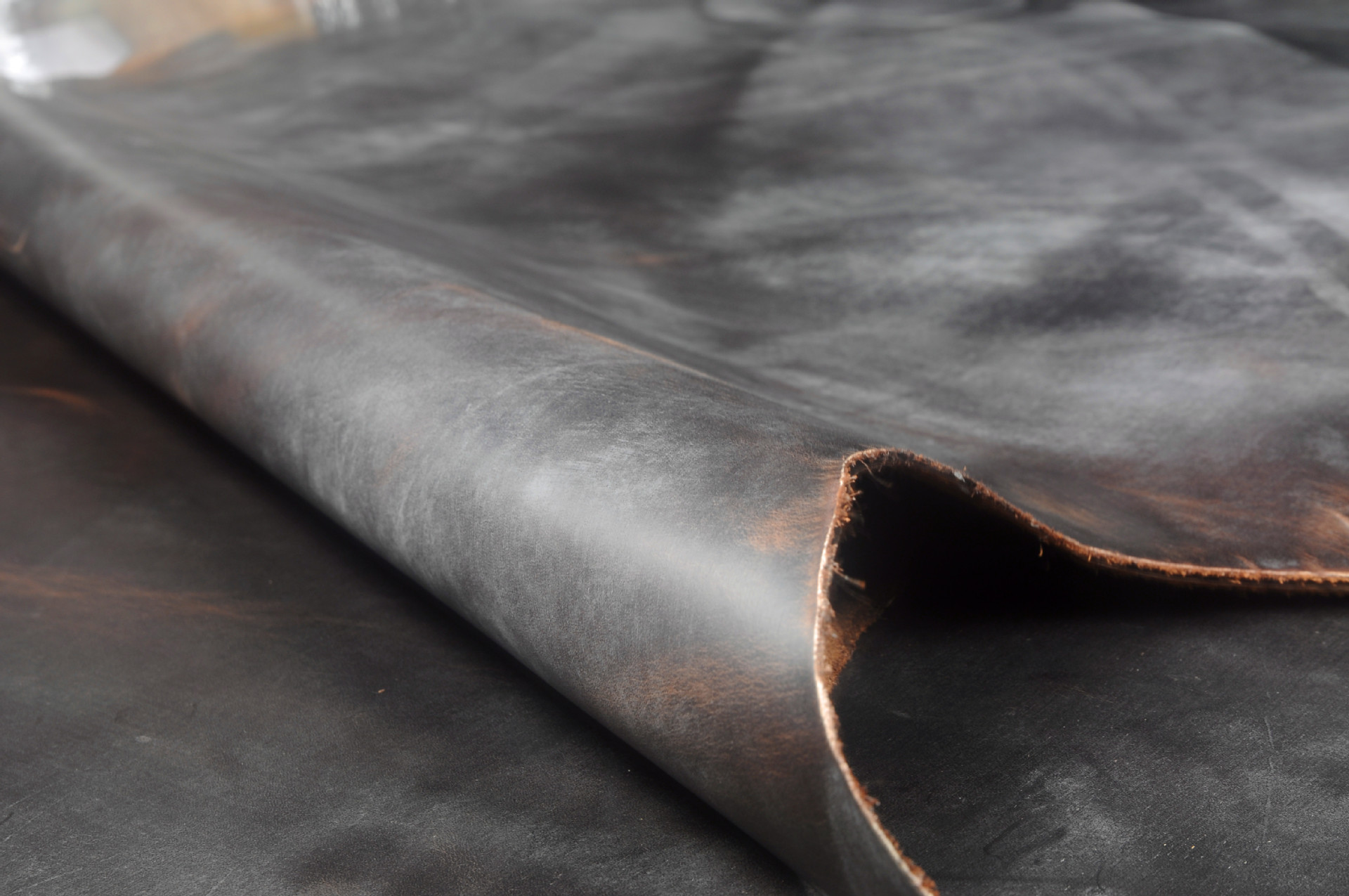 绝版咖啡色 疯马皮 风格的白雾蜡皮 厚度1.8 皮面好 张幅大