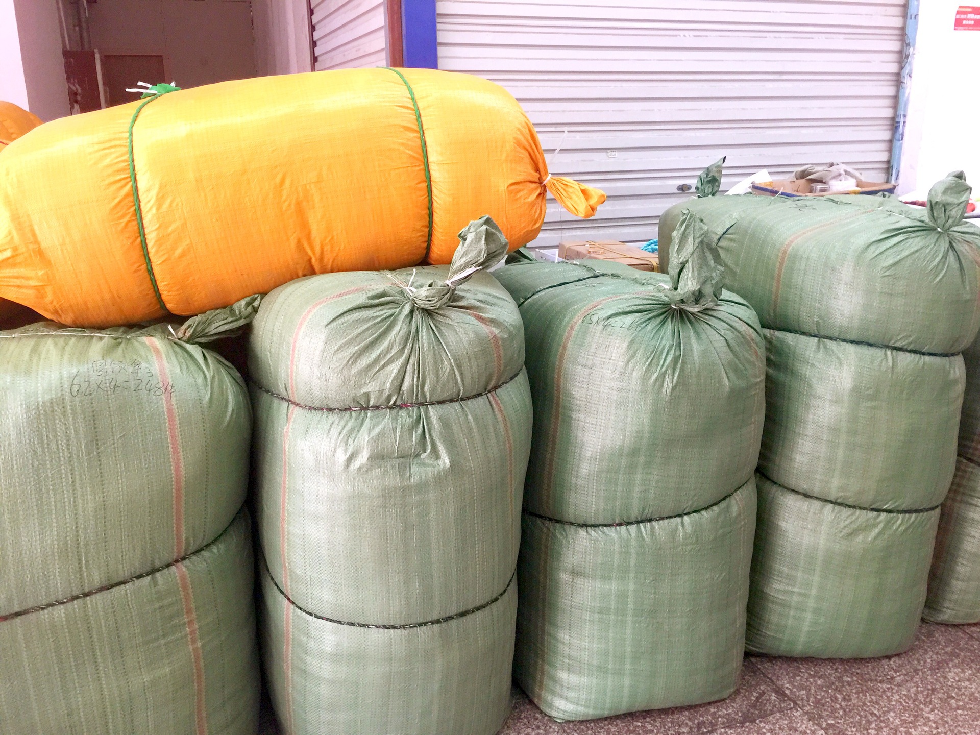 厂家批发定制 黄色大号物流服装包装袋 防水塑料蛇皮袋打包编织袋