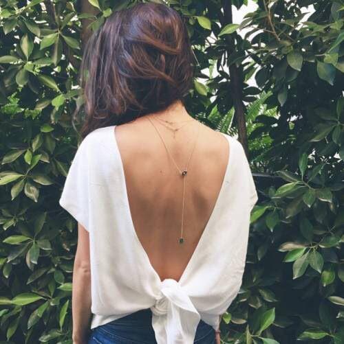 转身的诱惑----看陈乔恩不秀事业线改秀腰窝的性感