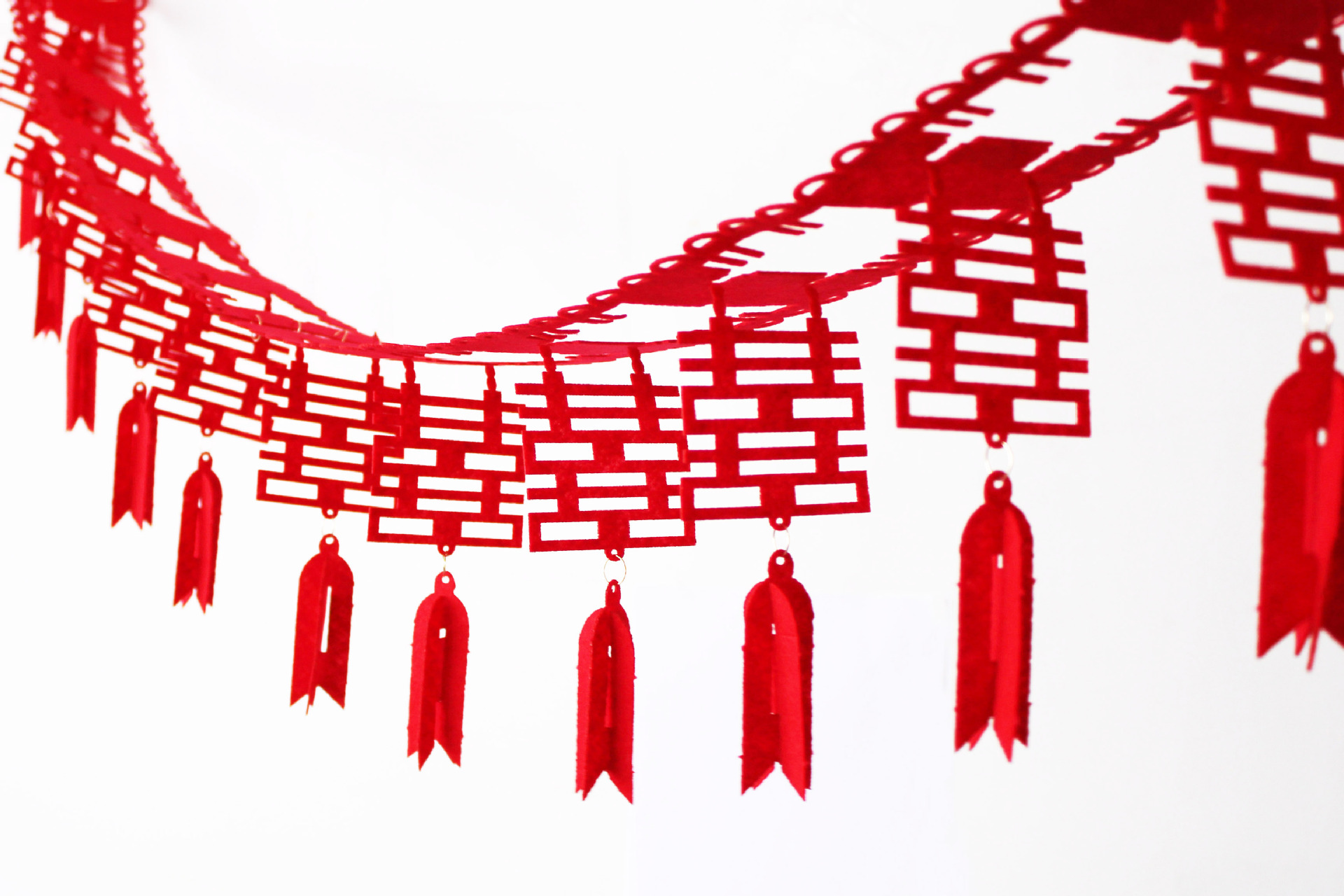 吊篮或灯笼更喜庆组装后长度大约3米一包有四条需要组装拉花规格有12