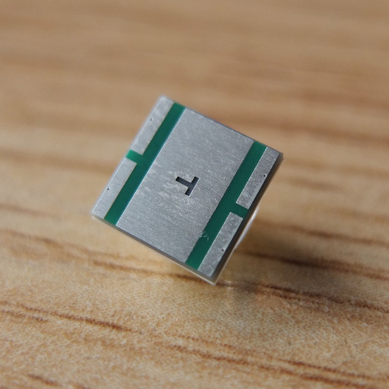 科锐cree xhp70大功率led灯珠30w 尺寸7070mm 6v
v 7070灯珠