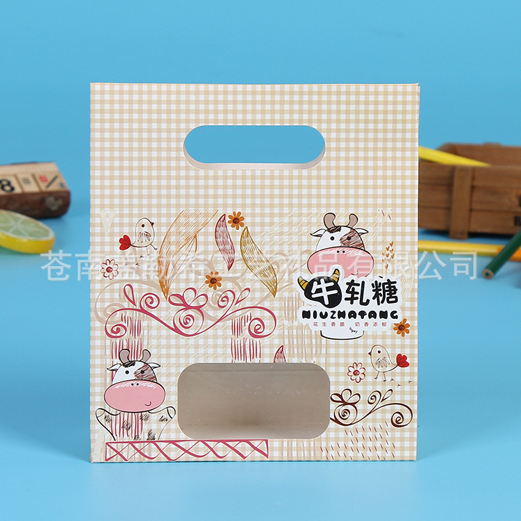 纸质包装具有易加工,成本低,适于印刷,重量轻可折叠,无毒,无味,无污染等优点,但耐水性差,在潮湿时强度差。纸质包装材料可分为包装纸和纸板两大类。一般的包装用纸统称为纸质包装,纸质包装的性能要求主要有以下几个方面:强度高,成本低,透气性好,耐磨损的包装多用作购物袋,文件袋,例如牛皮纸。纸面光洁,强度较高的包装纸多用作标签,服装吊牌,瓶贴,例如漂白纸。以天然原材料支撑,无毒,透明度高,表面光滑,抗拉,抗湿,防油的包装纸,多用于食品包装,例如玻璃纸。纸板的制造原材料与纸基本相同,只要区别在于硬度,