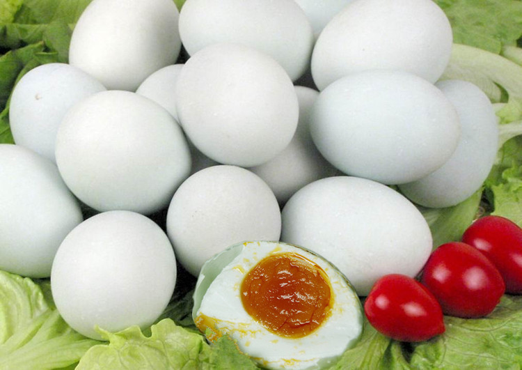 江西井冈山特产农家散养红毛鸭咸鸭蛋流油黄泥蛋盐蛋65g个批.