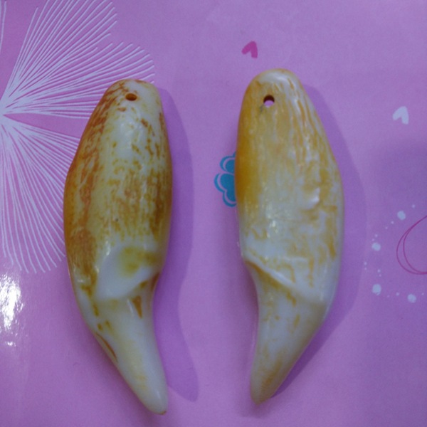 厂家直销 精美天然骨粉合成熊牙 虎牙吊坠 文玩杂项收藏批发