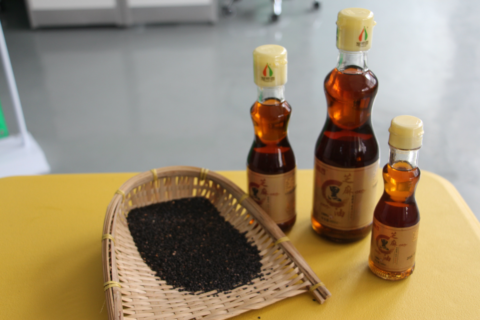 4,看有无分层现象对于质量比较好的芝麻油来说,是没有沉淀和悬浮物的