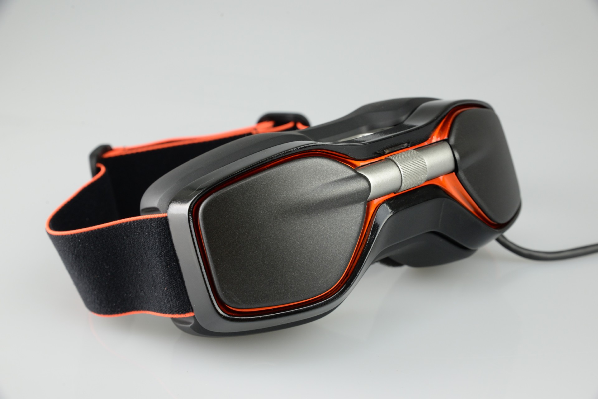 全息头盔显示光学系统设计研究_头盔式眼镜显示器_vr眼镜和vr头盔的区别