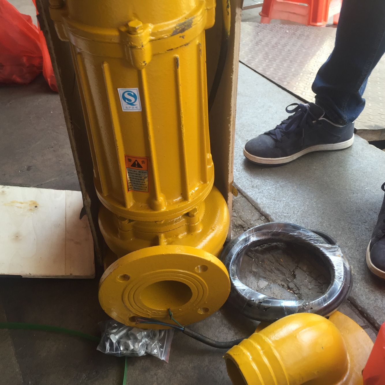 上海人民潜水泵wq15-43-3kw见图片