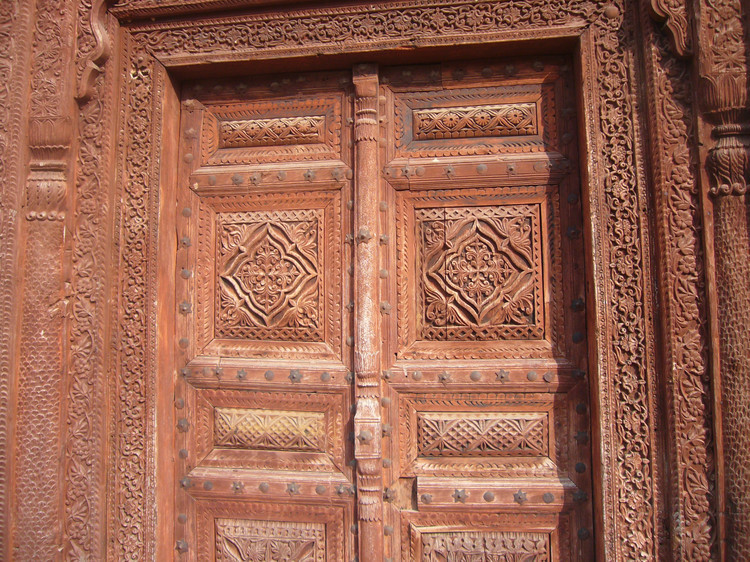 定制批发雕刻木雕门酒店茶楼浮雕实木门新中式装修工艺镂空花格门