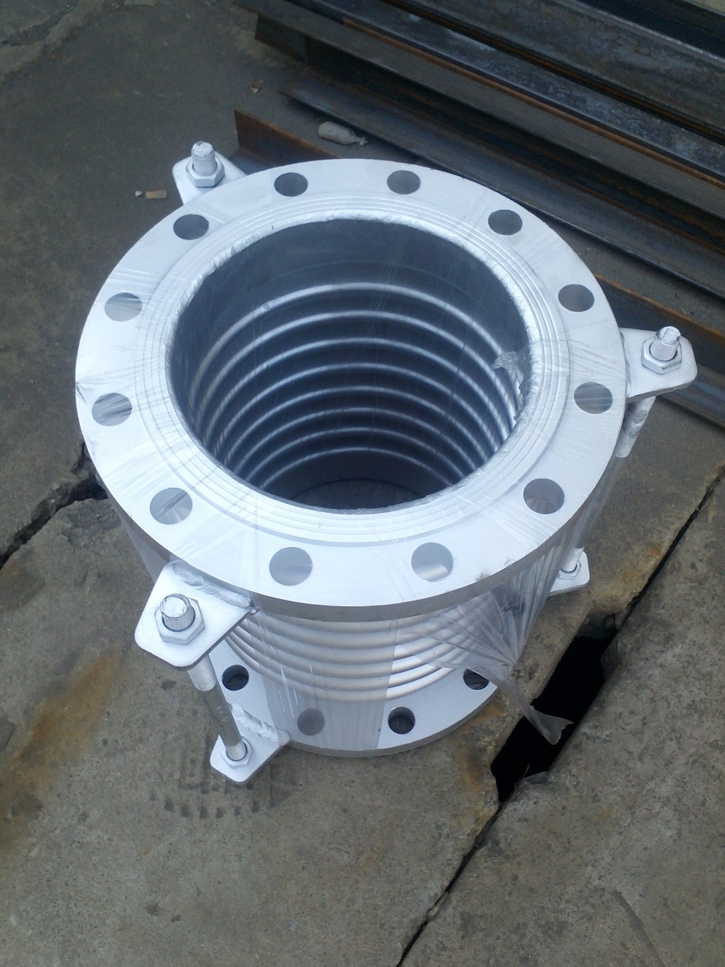 由能够作轴向相对运动的内外套管组成(下图[套管伸缩节]).