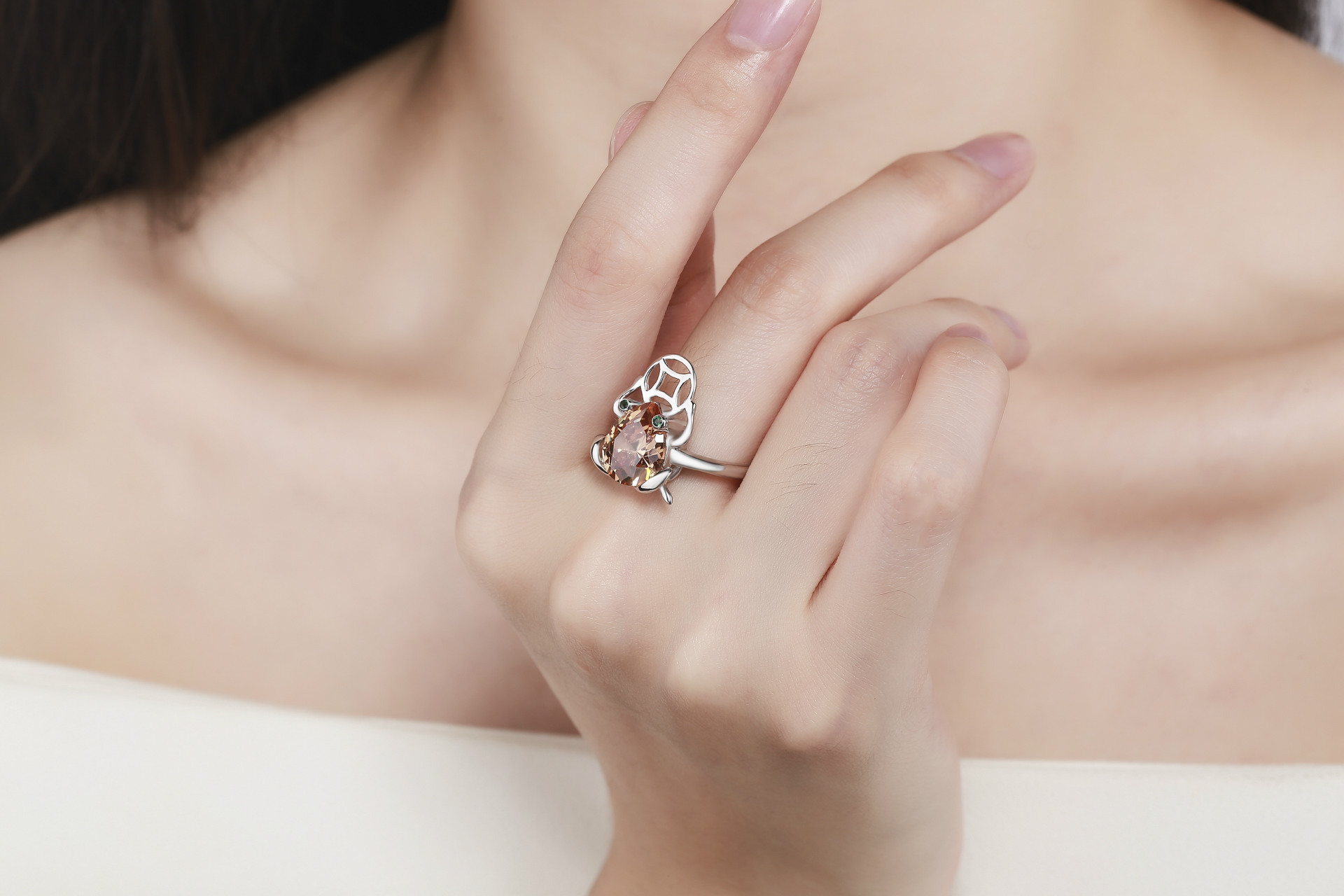 铜镀白金 金蟾黄水晶戒指女白金日韩版食指环配饰品生日礼物