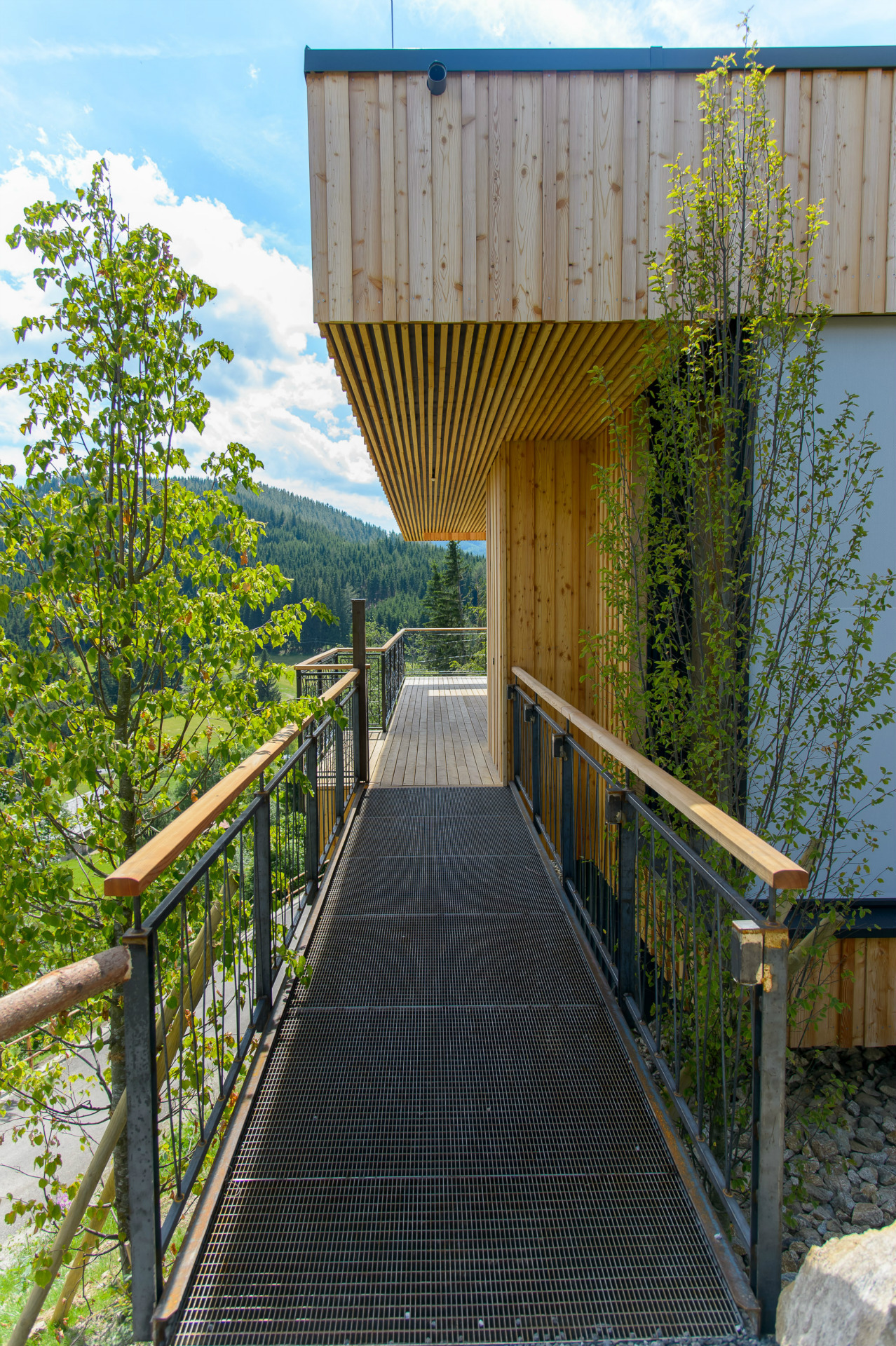 走进大自然,欣赏山顶上的木屋别墅