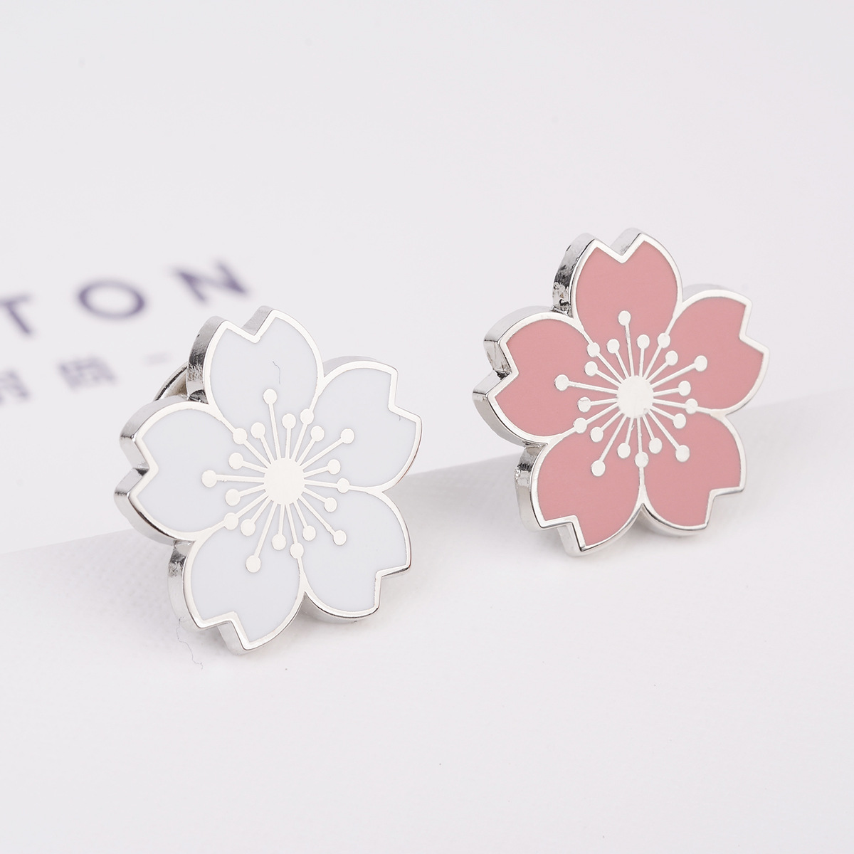 出口日本外贸热销高档男士胸针 西服银边樱花徽章白色樱花胸章