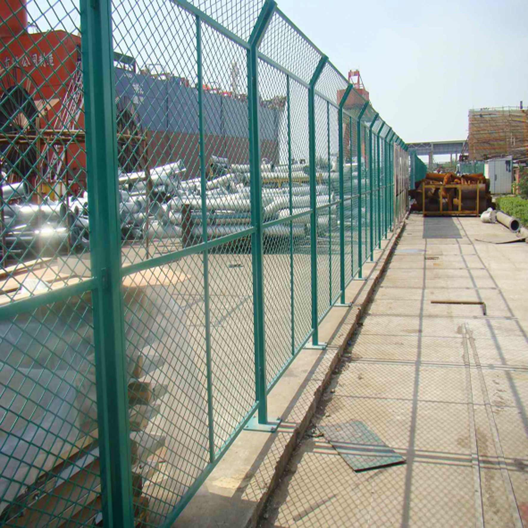 安平丰泰特价销售墨绿色公路护栏网