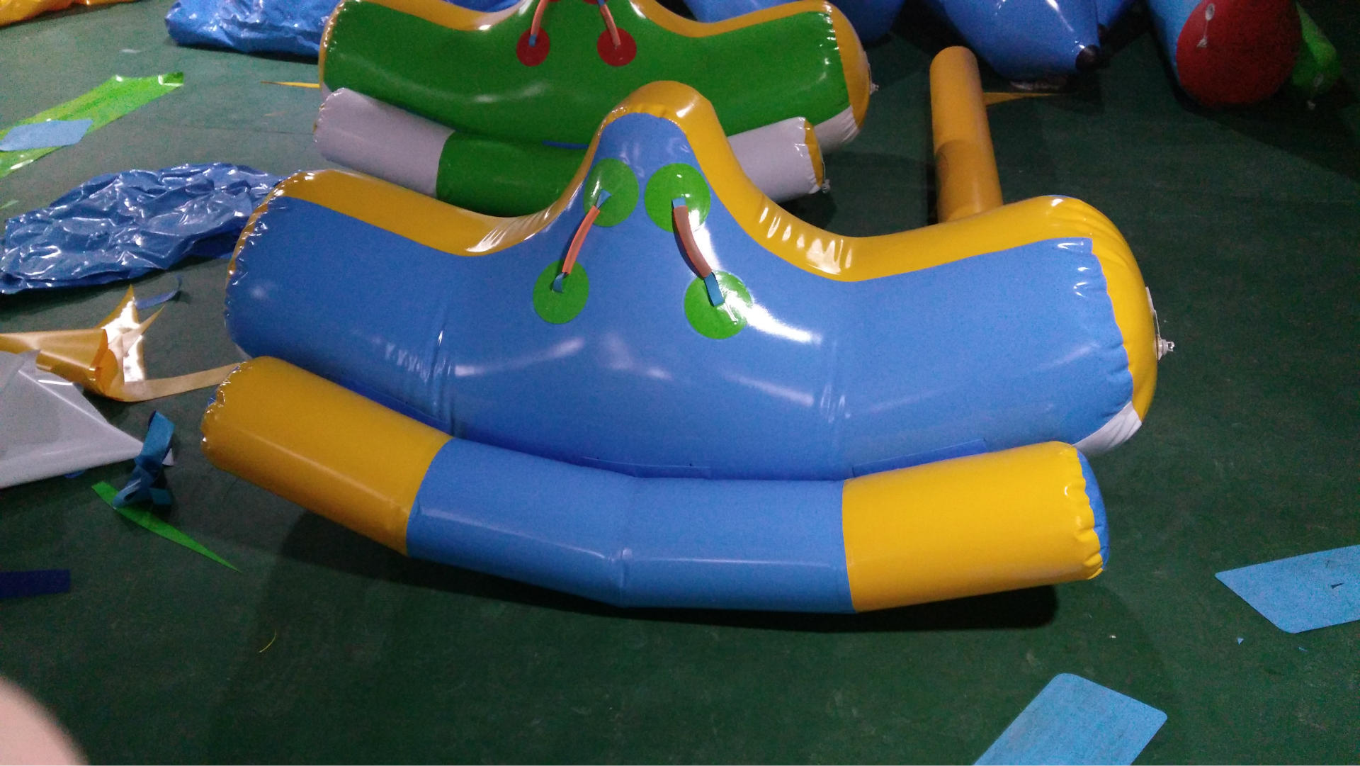 特惠pvc夹网布水上压板 定制移动水上乐园压板定制 山东游艺厂家