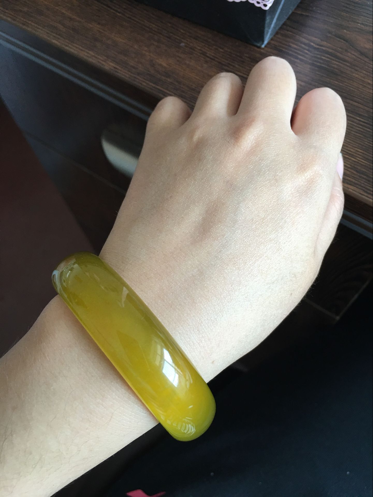 岫玉朝鲜黄玉圆镯批发 姜黄色镯子少棉少黑点 冰透玉石镯子女款