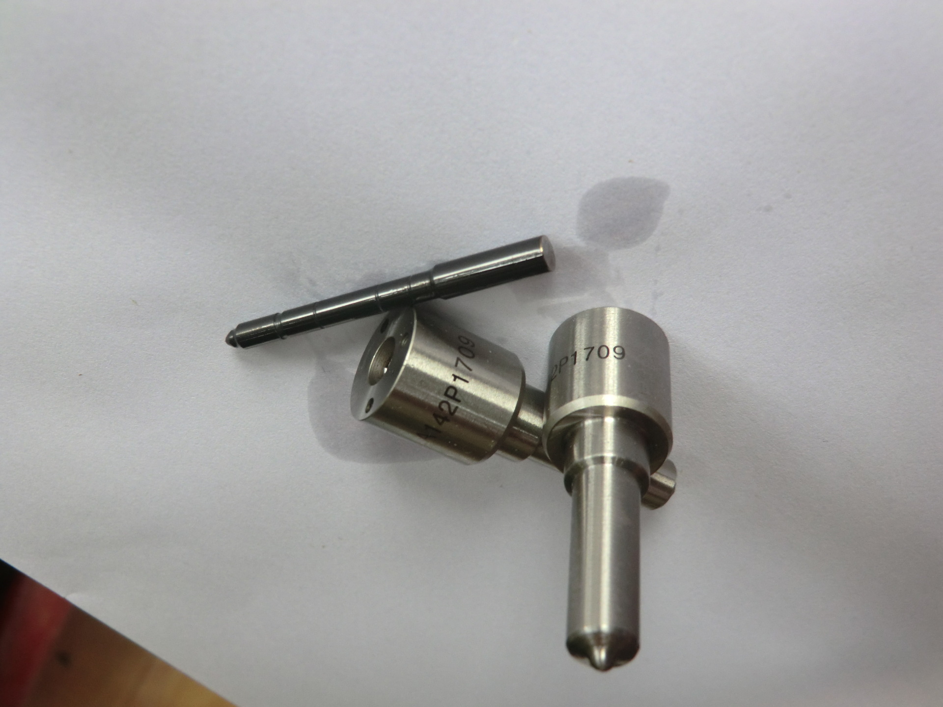 erikc柴油机共轨喷油嘴dlla142p1709 博世电喷汽车喷油嘴总成