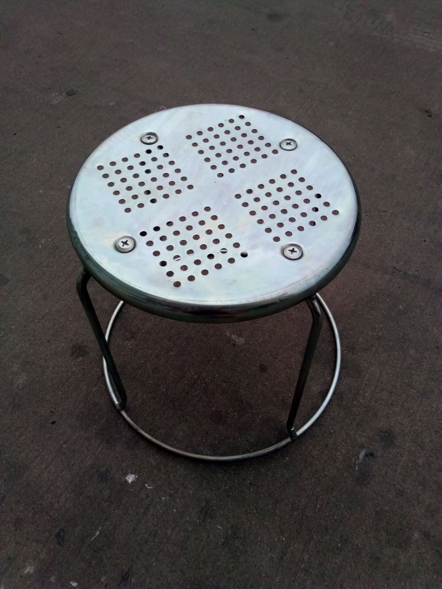 生产厂家批发 钢筋铁面 四联加固定螺丝 热销圆凳小钢筋铁凉凳