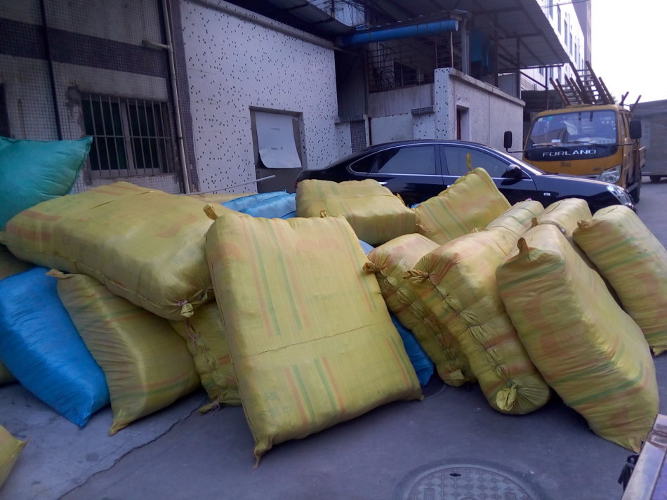 跟工厂谈好 梦想服饰童装尾货批发4个小伙伴出动打包都打了整整一天