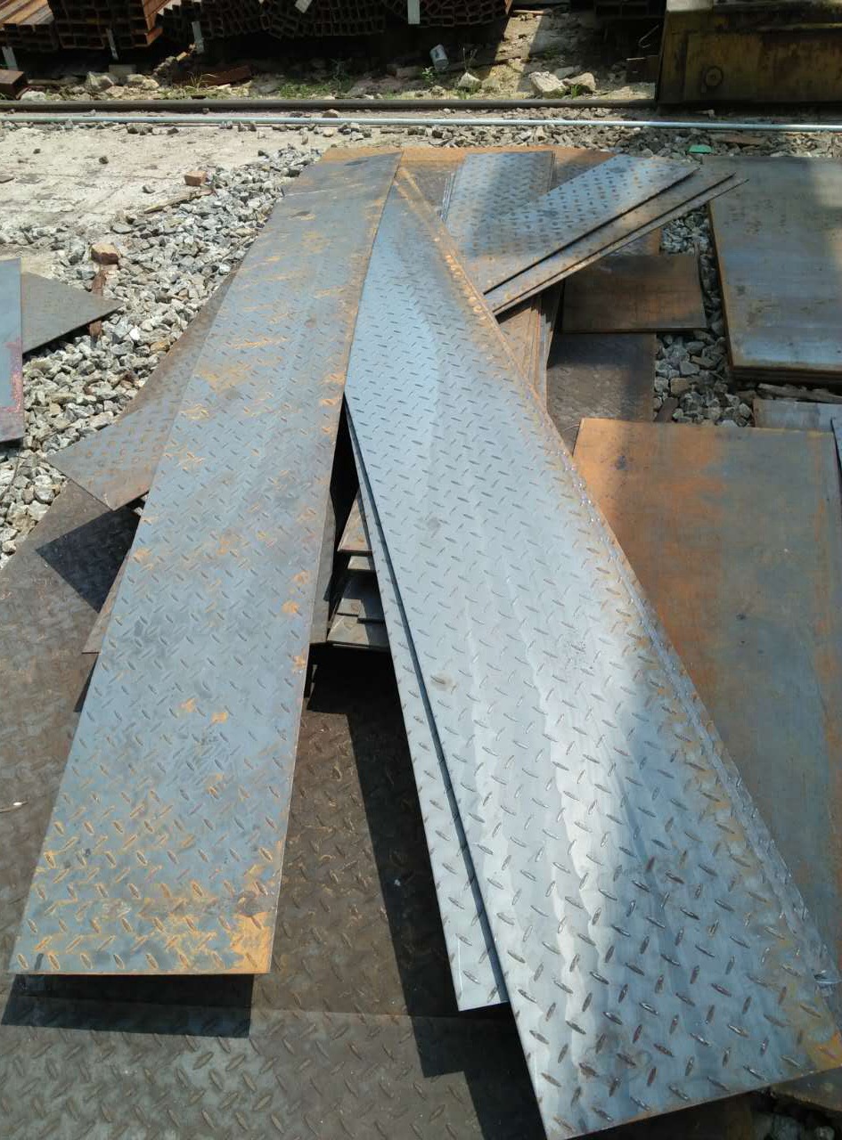 深圳花纹板加工 防滑板 q235防滑踏板定制加工 楼梯步 镀锌花纹板