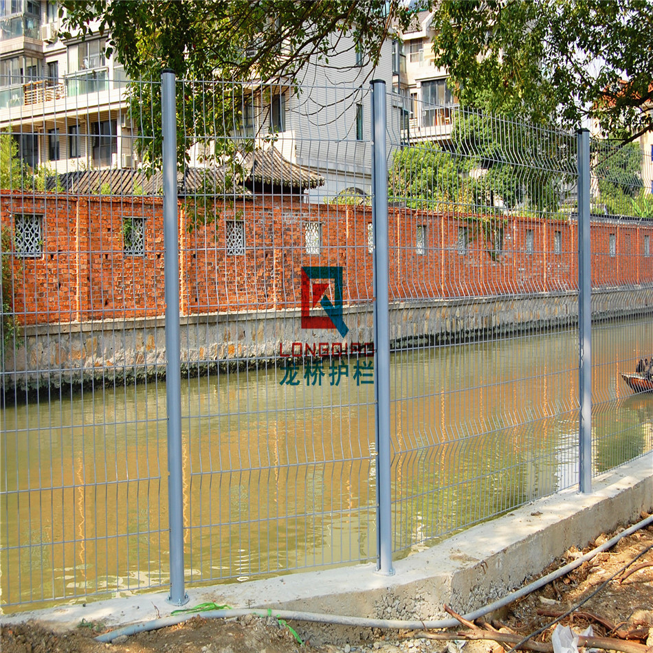 江阴污水厂钢丝网围墙 江阴护栏网 表面热镀锌处理,防腐性极强.