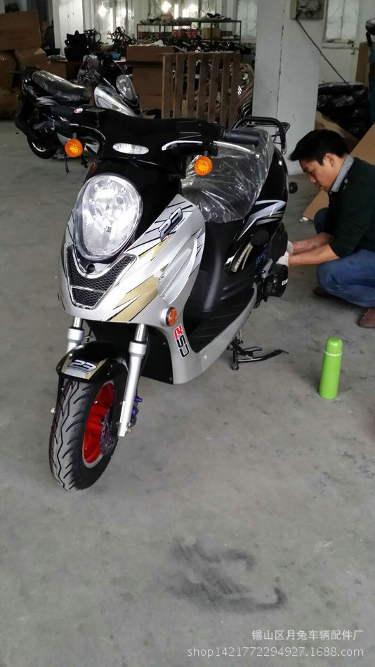 热销推荐 125小帅哥前碟后鼓燃油助力车 铝轮真空胎摩托车