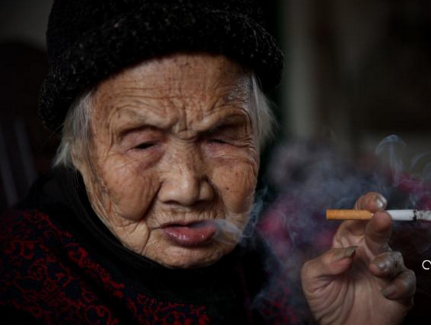 114岁老人抽烟喝酒 每天唱歌捡柴健康的生活是她的长寿秘诀!
