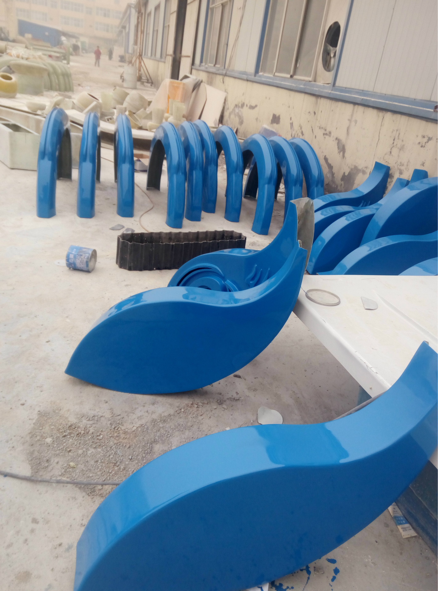 玻璃钢外壳加工定做江苏游乐设备外壳订制 烤漆玻璃钢小火车外壳