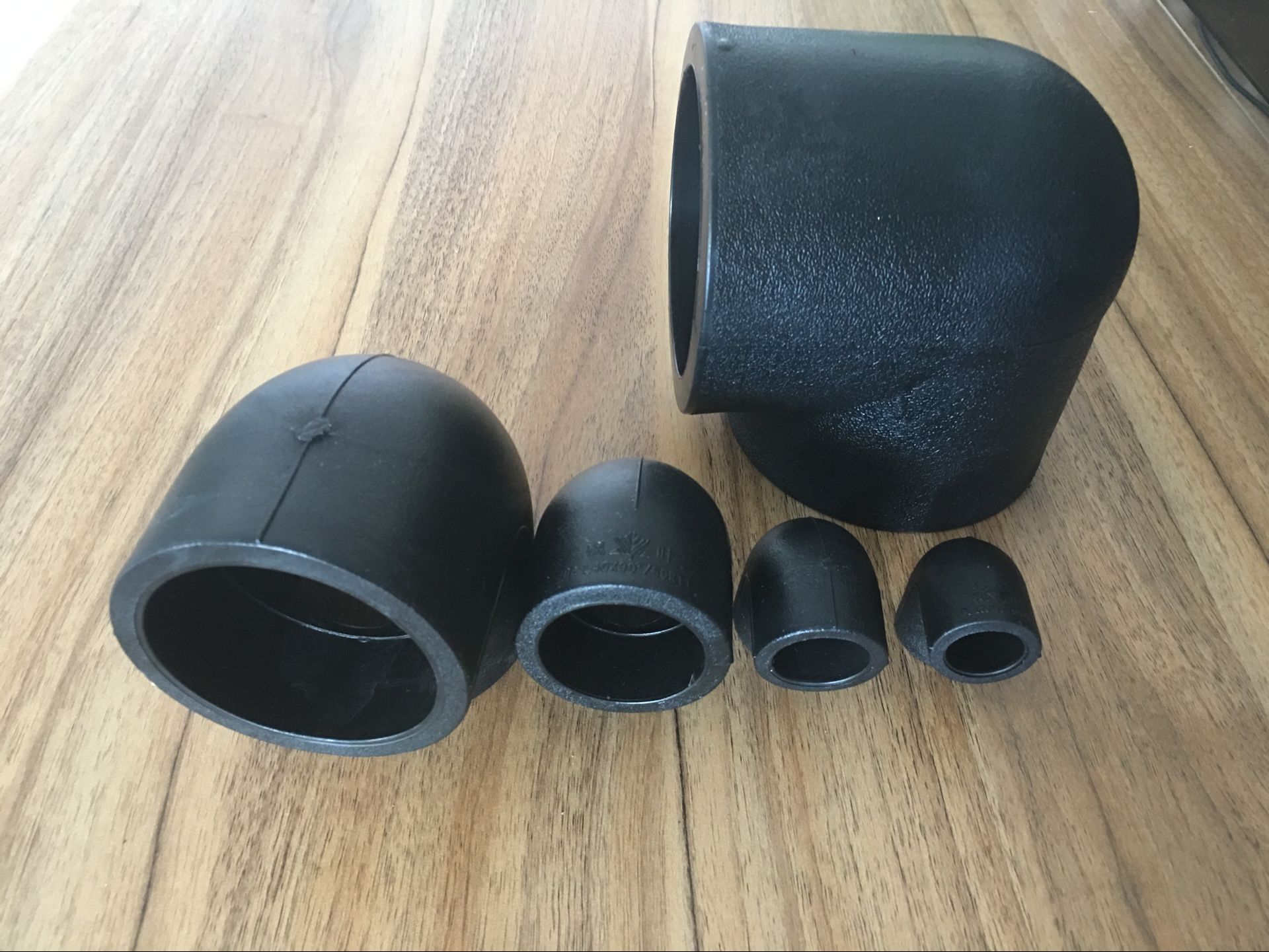 厂家直销pe注塑90度弯头 一次成型pe管管件弯头 各式规格定制