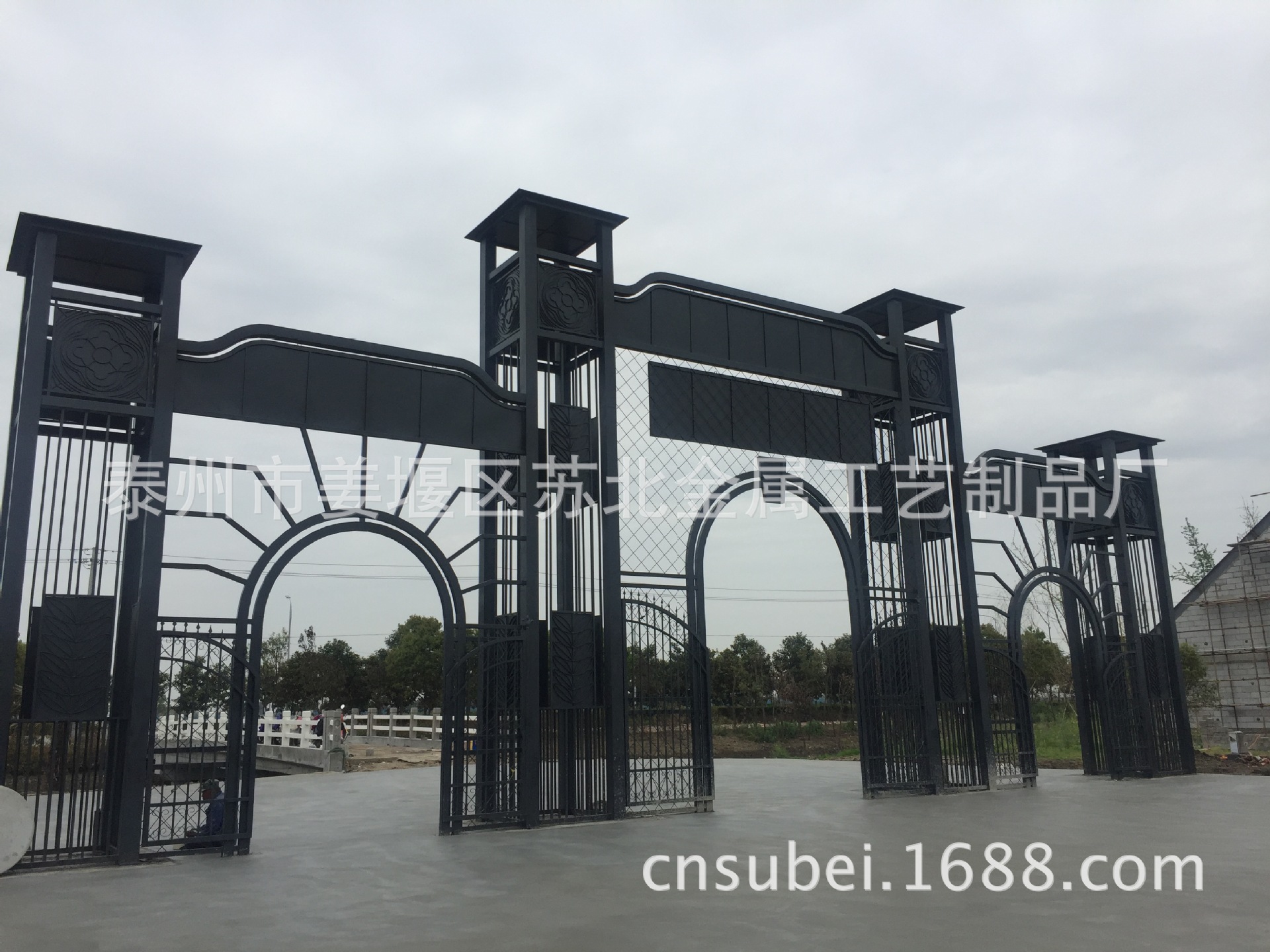 中建地产楼盘入口造型铁艺装饰 小区铁艺围栏门 装饰钢构屏风护窗