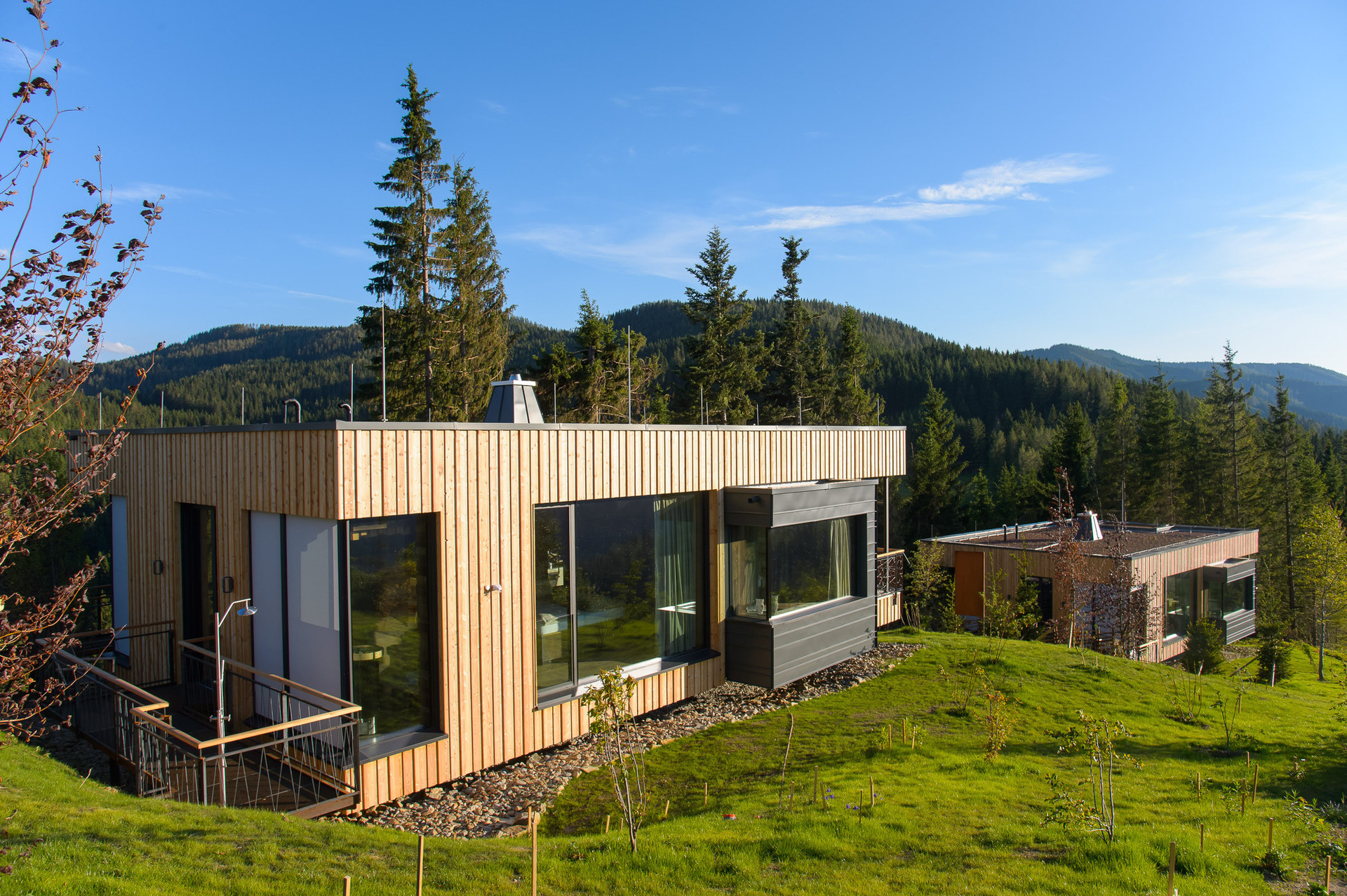 走进大自然,欣赏山顶上的木屋别墅